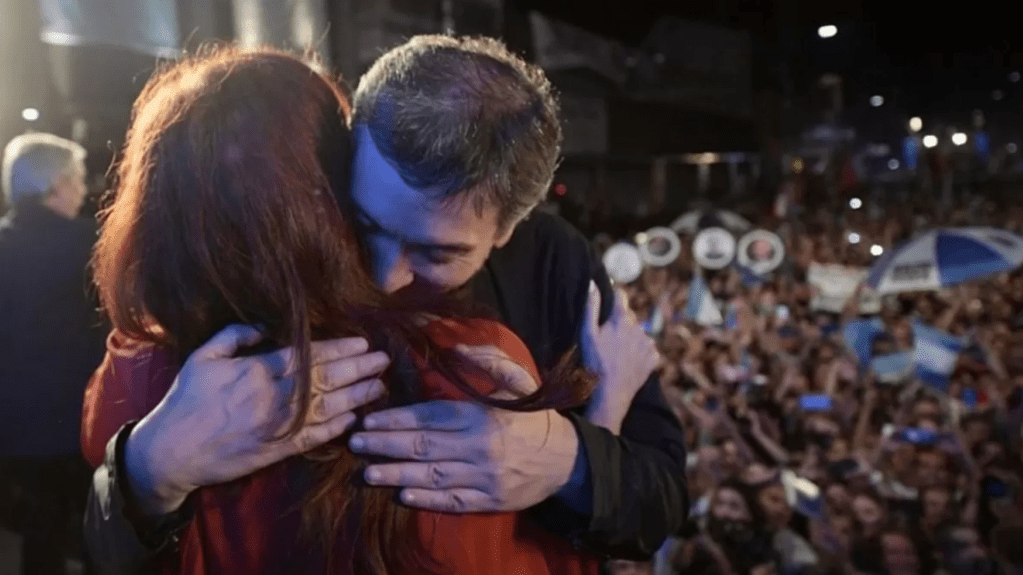 Máximo Kirchner saludó a la militancia en la puerta del Otamendi y agradeció la vigilia por la salud de&nbsp;Cristina