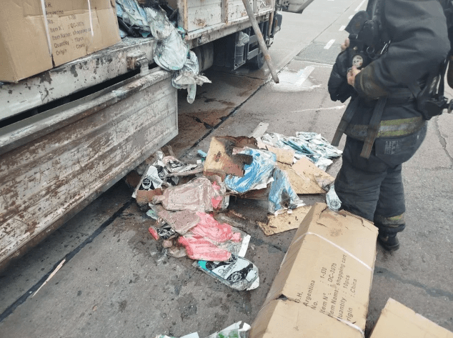 Se incendió un camión en Villa Riachuelo y el chofer resultó con quemaduras