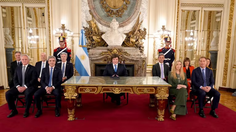Milei anunció que se suspenderán los sueldos de los políticos si vuelve el déficit&nbsp;fiscal